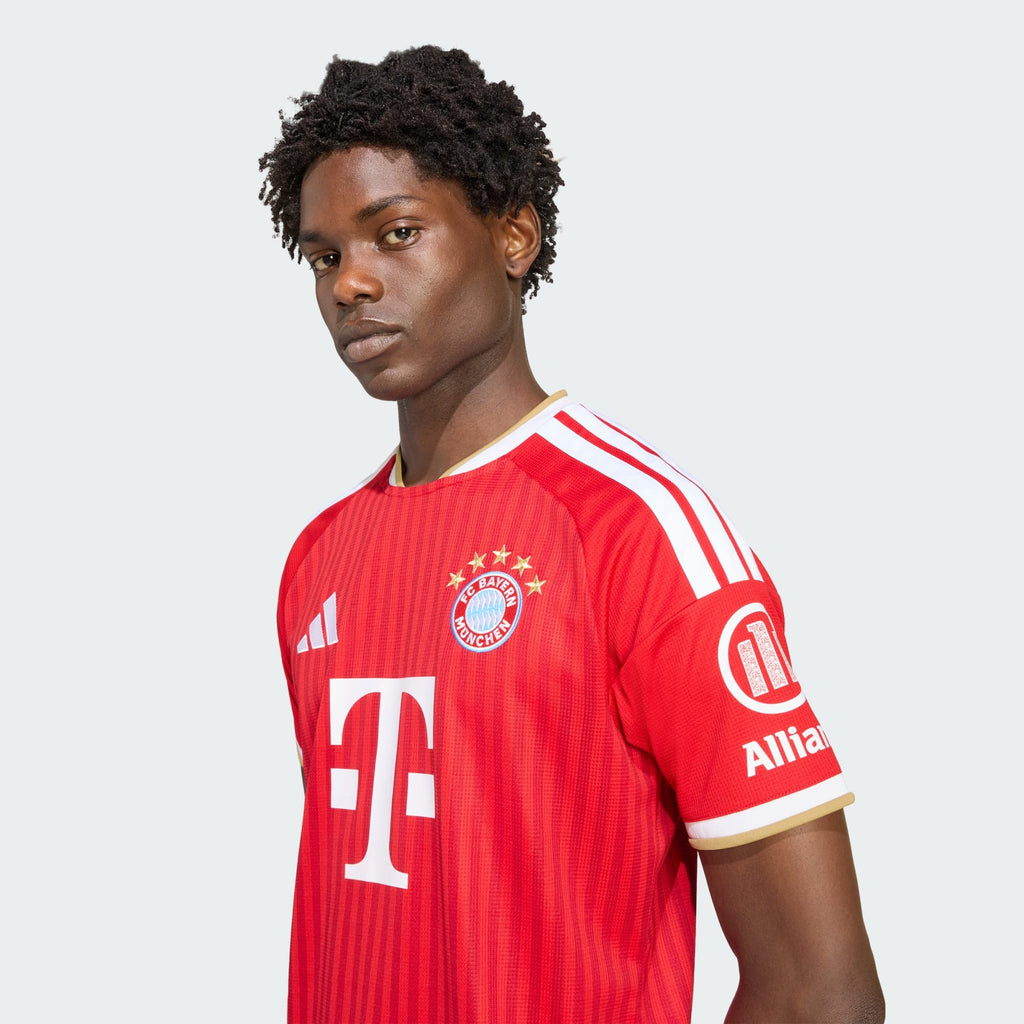 FC Bayern München Heimtrikot 2026/27 Fan-Version – Wappen- und Materialdetail
