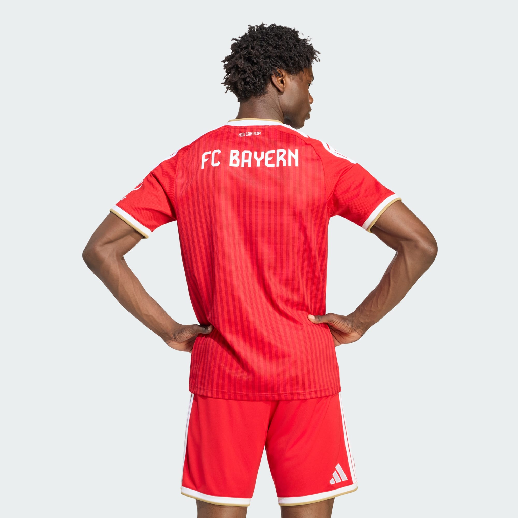 FC Bayern München Heimtrikot 2026/27 Fan-Version – Model-Rückansicht