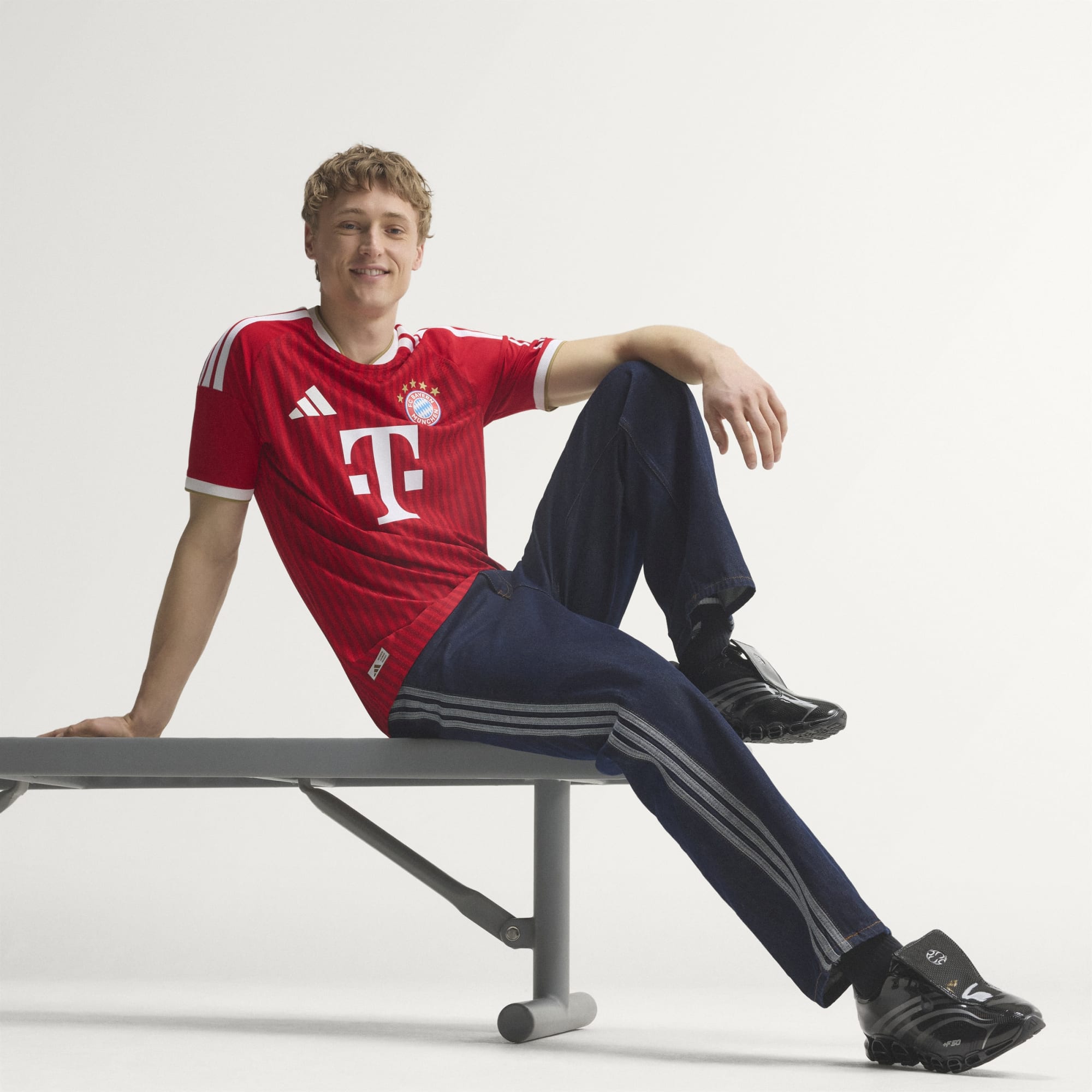 FC Bayern München Heimtrikot 2026/27 Player-Version – Wappen- und Logodetail