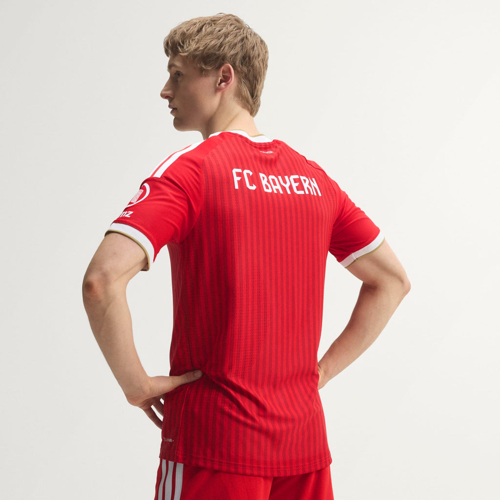 FC Bayern München Heimtrikot 2026/27 Player-Version – Model-Rückansicht
