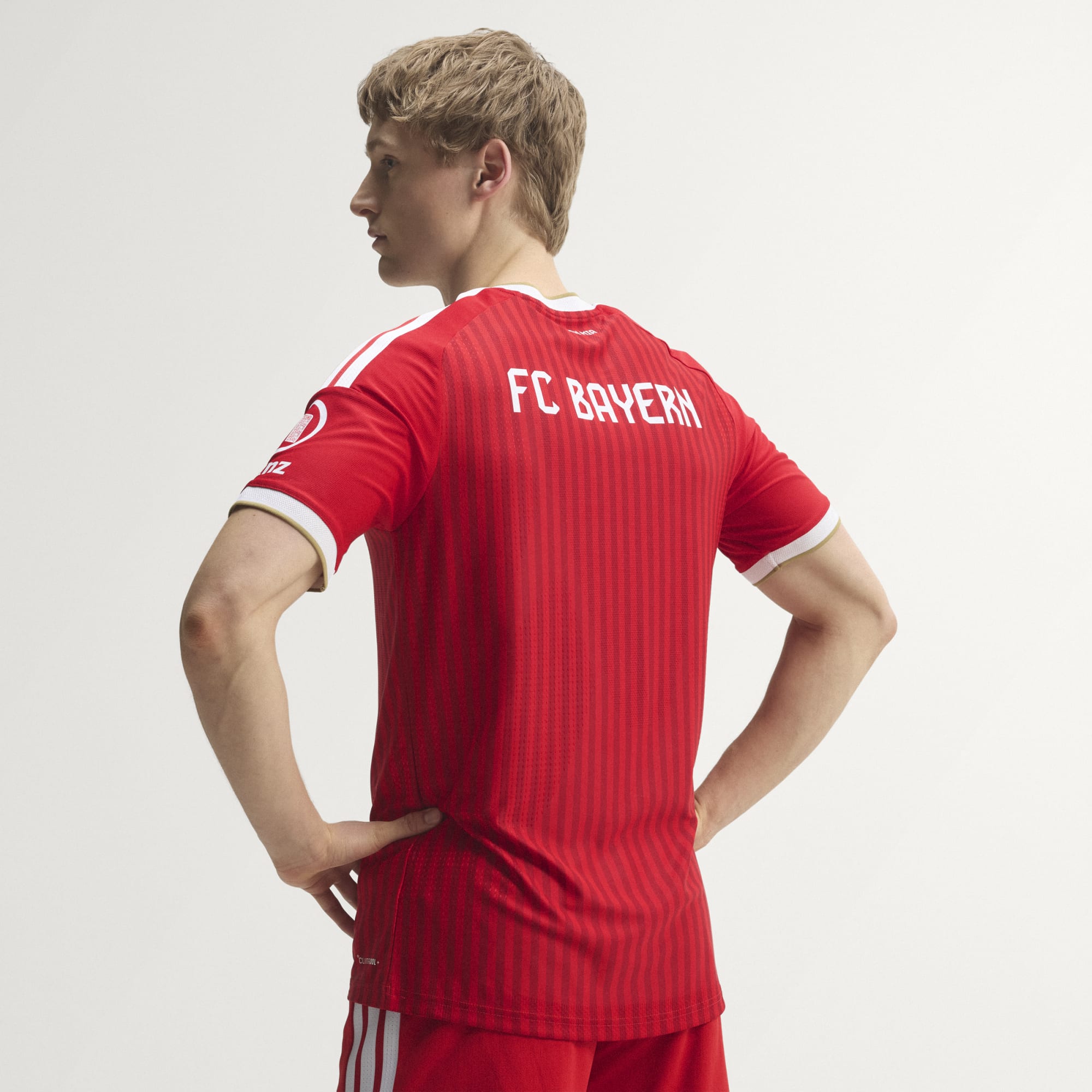 FC Bayern München Heimtrikot 2026/27 Player-Version – Model-Rückansicht