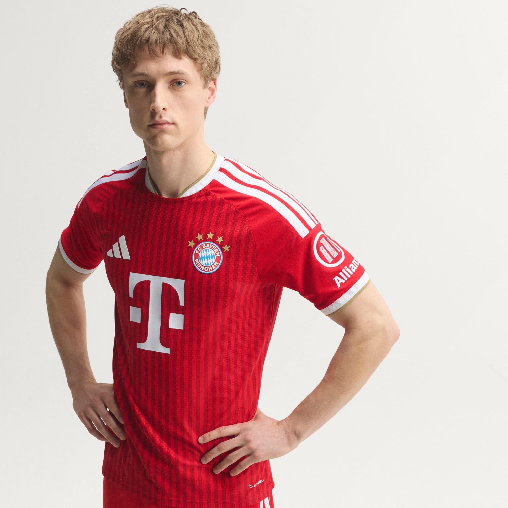 FC Bayern München Heimtrikot 2026/27 Player-Version – Model-Seitenansicht